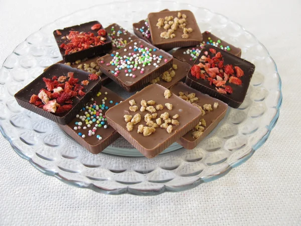 Varias barras de chocolate caseras en plato de vidrio —  Fotos de Stock