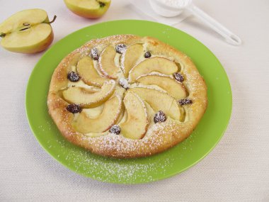 Kuru üzüm ve pudra şekeri ile Apple pizza