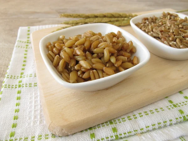 Raw and cocked green spelt and spelt ears — Stock Photo, Image