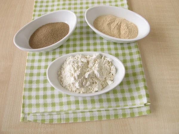 Mehl, Sauerteigextrakt und Bäckerhefe — Stockfoto