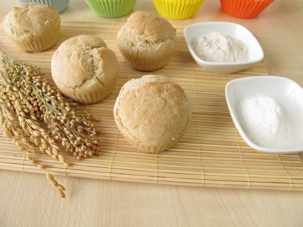 用卑面粉、 小米面粉、 大米面粉面包小松饼 — 图库照片