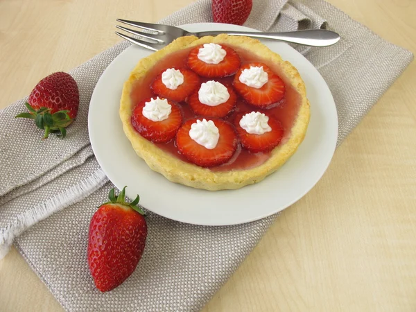 Pastel con fresas y decoración de crema de azúcar — Foto de Stock