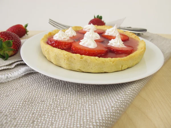 Cake with strawberries and sugar cream decoration — Stock Photo, Image