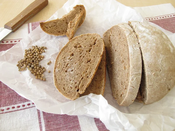 Lantbröd med koriander — Stockfoto