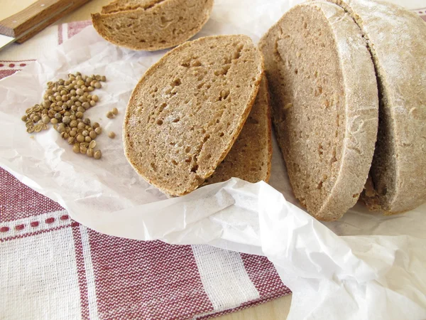 Lantbröd med koriander — Stockfoto