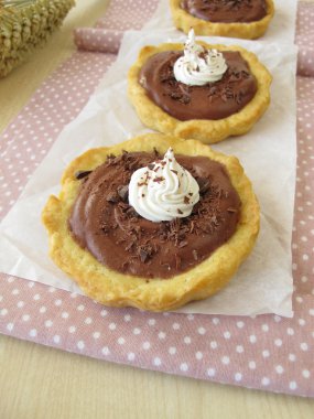 Tepesi ile çikolata tartlets