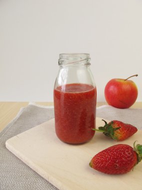 Çilekli elma yüzlü şişe