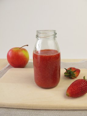 Çilekli elma yüzlü şişe