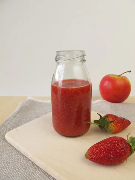 Smoothie pomme fraise en bouteille — Photo