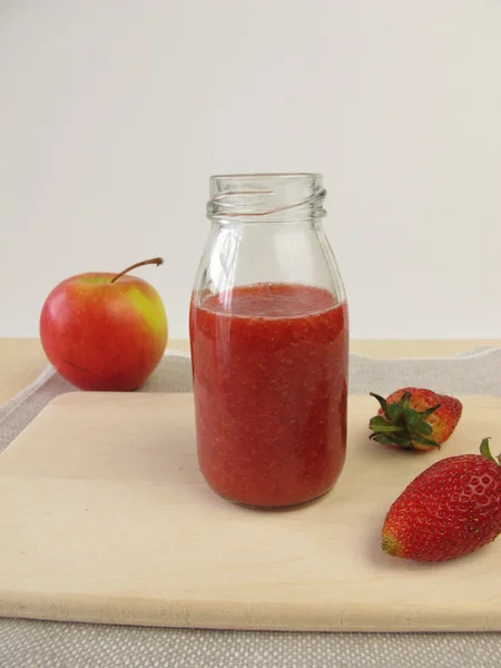 Erdbeer Apfel Smoothie in der Flasche — Stockfoto