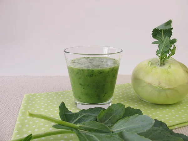 Frullato verde con rapa tedesca e foglie di rapa — Foto Stock