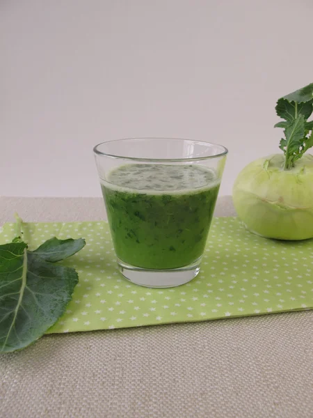 Green smoothie with german turnip and turnip leaves — Stock Photo, Image