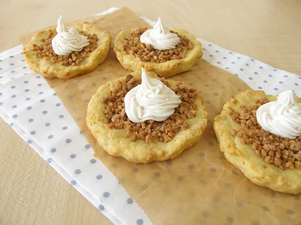 Tartelettes aux amandes withe cake cream — Photo