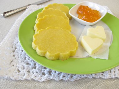 Fırın glutensiz Mısır krep tereyağı ve reçel ile pişmiş