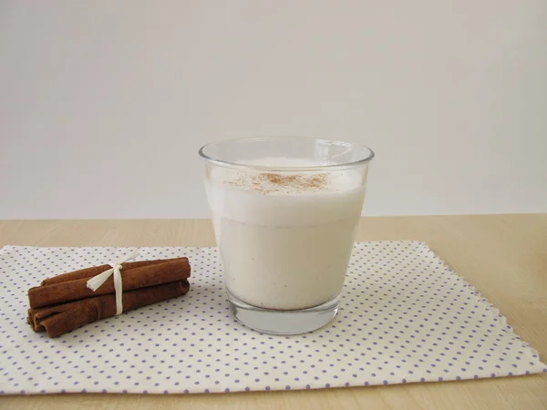 Kaneel melk met melk schuim — Stockfoto