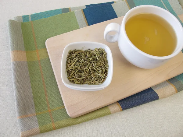 Té verde kukicha suelto y taza de té — Foto de Stock