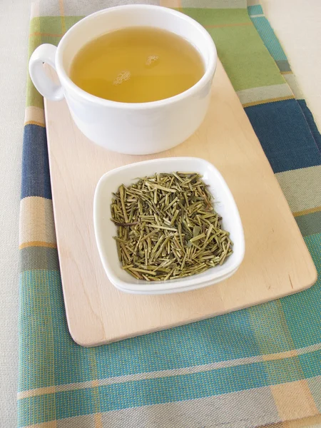 Loose kukicha green tea and cup of tea — Stock Photo, Image