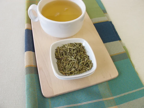 Té verde kukicha suelto y taza de té — Foto de Stock