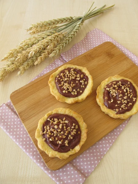 Chocolate tartlets with almonds — Stock Photo, Image