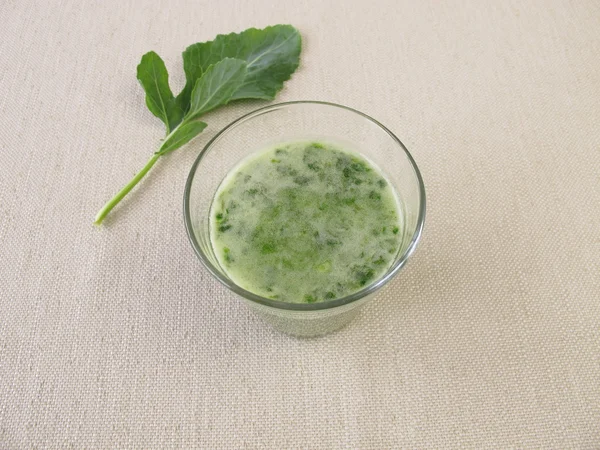 Green smoothie with german turnip leaves — Stock Photo, Image