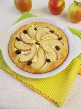 Kuru üzümler pizzayla elma