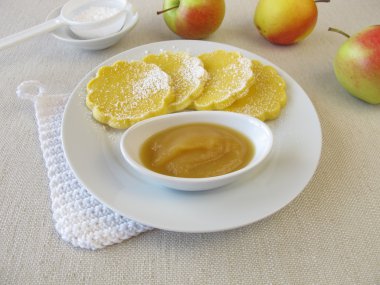 Fırın glutensiz Mısır krep elma püresi ile pişmiş