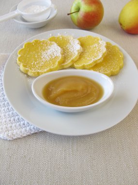 Fırın glutensiz Mısır krep elma püresi ile pişmiş