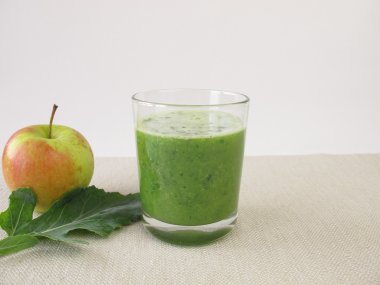 Elma ve Almanca şalgam yaprağı yeşil smoothie