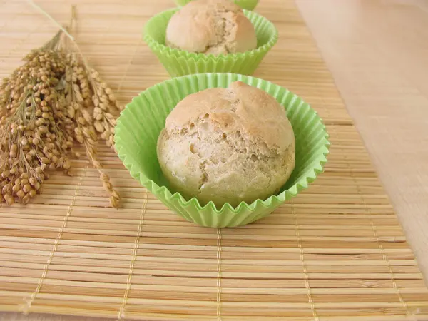 Frisch gebackene Semmelmuffins mit Dinkel, Hirse und Reis — Stockfoto