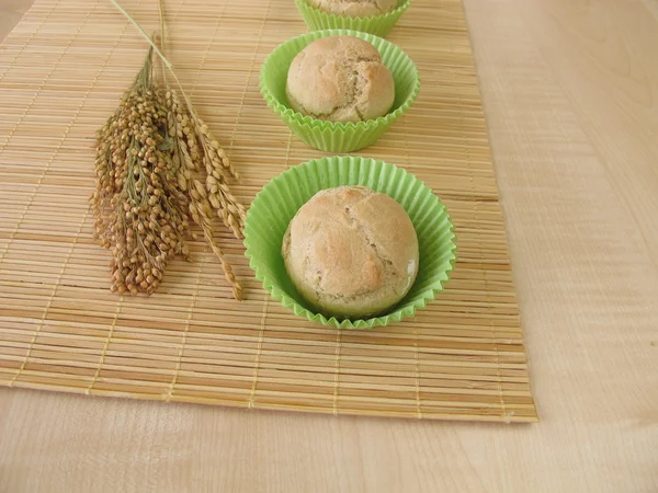 Taze pişmiş ekmek kek ile yazıldığından, darı ve pirinç — Stok fotoğraf