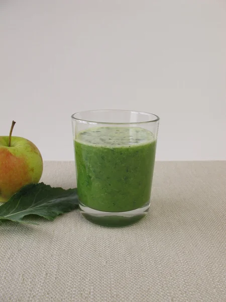 Grüner Smoothie mit Apfel und Rübenblatt — Stockfoto