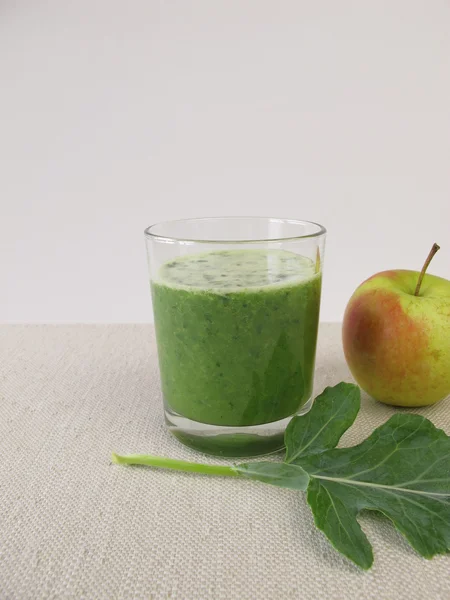 Πράσινο smoothie με μήλο και τα γερμανικά φύλλα γογγύλι — Φωτογραφία Αρχείου