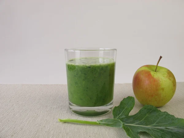 Green smoothie with apple and german turnip leaf — Stock Photo, Image