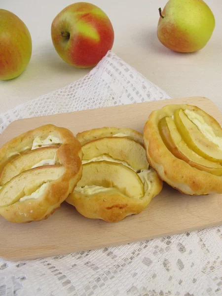 Маленькие яблочные пирожки — стоковое фото