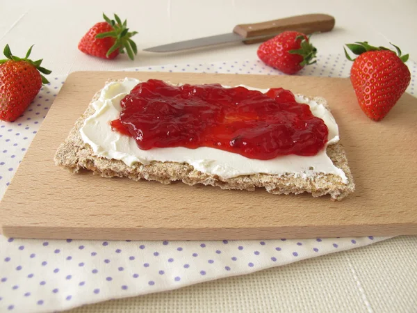 Knäckebröd med mjukost och jordgubbssylt — Stockfoto