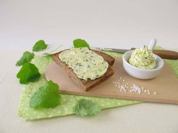 Sliced bread with herb butter — 图库照片