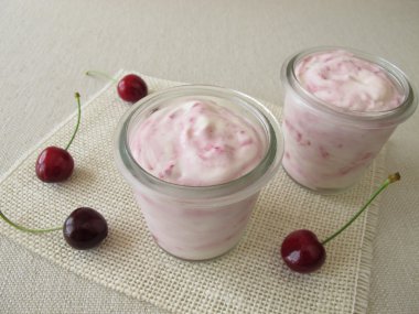 Frozen yogurt with cherries