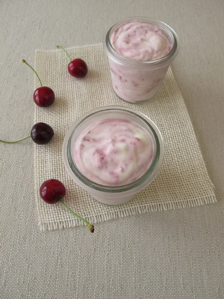 Frozen yogurt with cherries — Stock Photo, Image