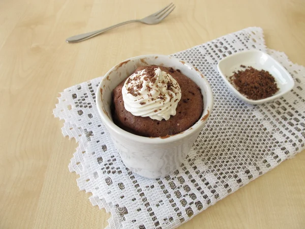 Nougat mug cake with sugar cream and chocolate sprinkles — Stok fotoğraf