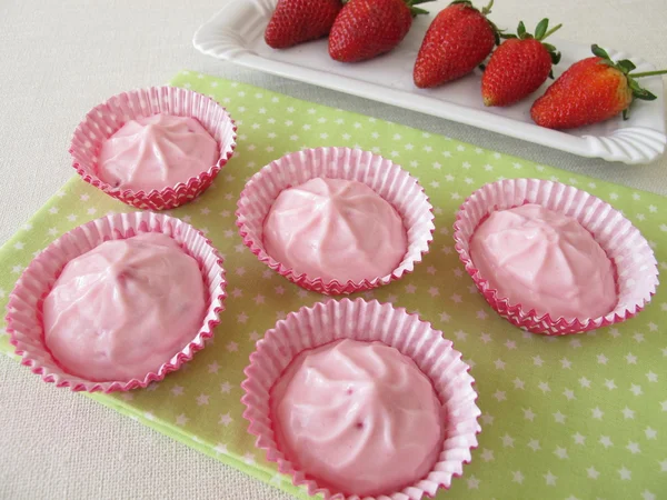 Strawberry cream yogurt dessert — Stock Photo, Image