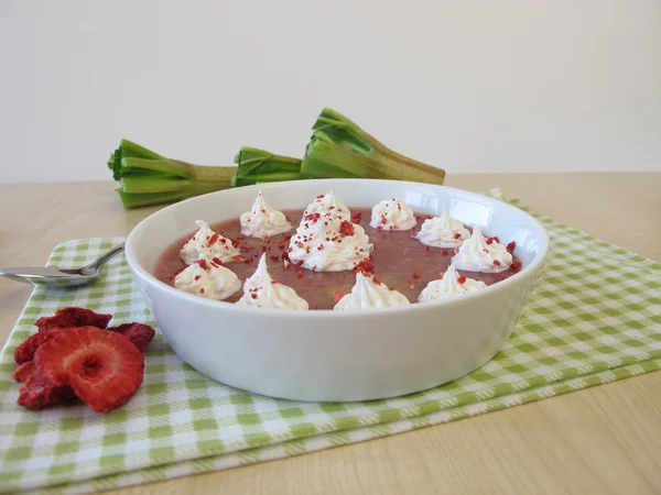 Dessert à la gelée de rhubarbe à la crème fouettée — Photo