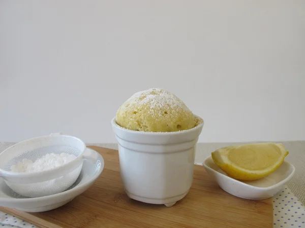 Bolo de caneca de limão com açúcar em pó — Fotografia de Stock