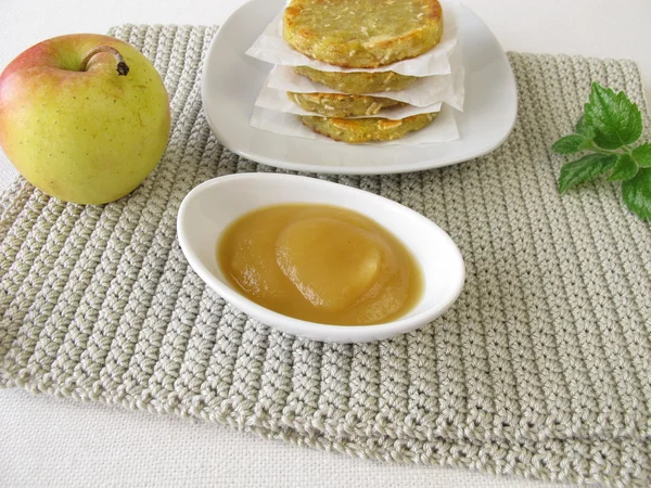 Potato pancakes with apple sauce — Stockfoto