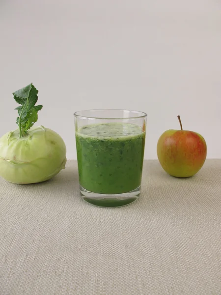 Grüner Smoothie mit Apfel und Rübe — Stockfoto