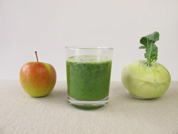 Green smoothie with apple and german turnip — Stock Photo, Image