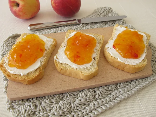 Twice-baked bread with cream cheese and peach jam — Stock Photo, Image