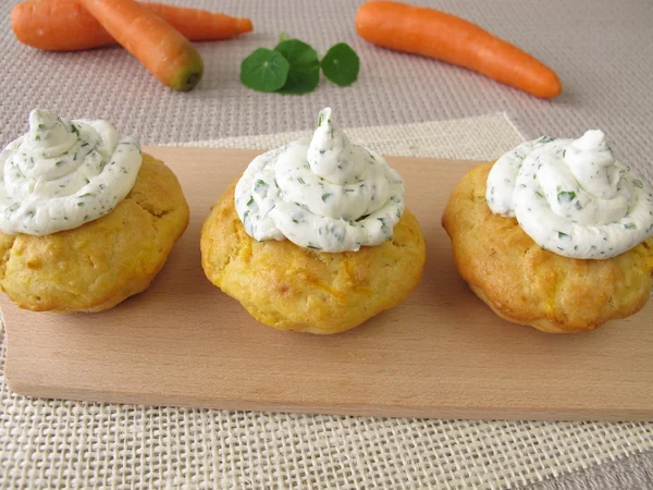 Carrot cupcake with herb cream cheese — 스톡 사진