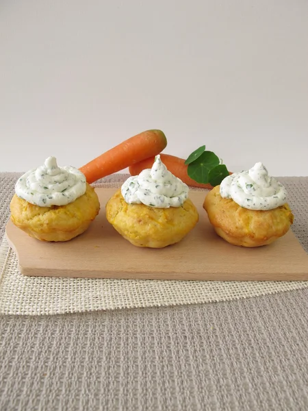 Karotten-Cupcake mit Kräuter-Frischkäse — Stockfoto