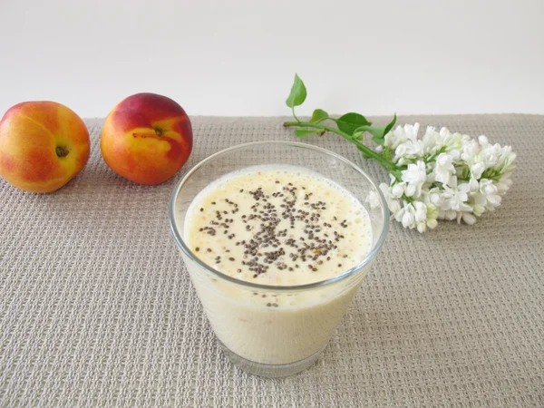 Yoghurt drankje met nectarine en chia zaden — Stockfoto