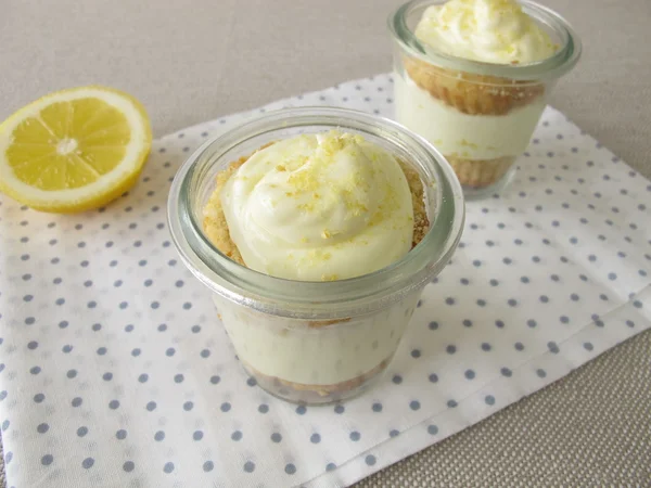 Zitronenquark Sahnetorte im Glas — Stockfoto